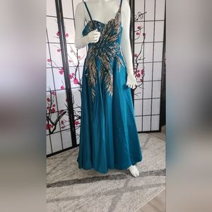 Exquisite Emerald A-line Evening Dress | Size 6 | Stunning Satin Elegance with a